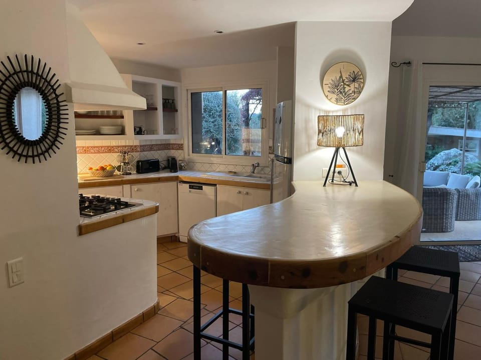 Dining area, Breakfast, Lunch, kitchen