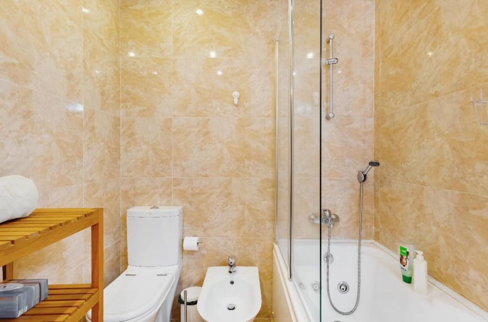 Shower, Toilet, Bathroom, Bath, towels