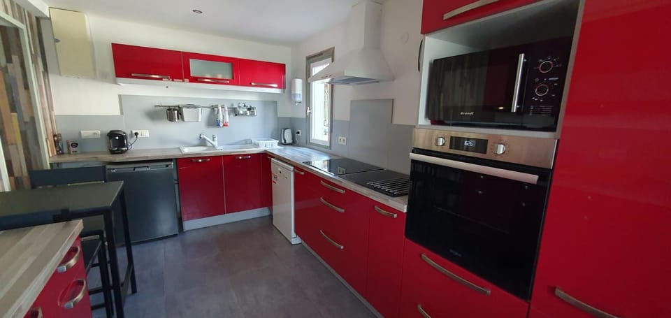 Coffee/tea facilities, dishwasher, microwave, oven, storage, stove, kitchen