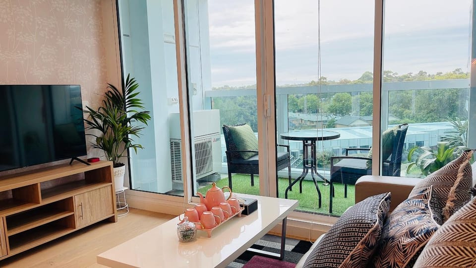 Patio, Communal lounge/ TV room, Natural landscape, Garden, TV and multimedia, View (from property/room), Balcony/Terrace, Living room, Seating area, Dining area, Evening entertainment, Garden view