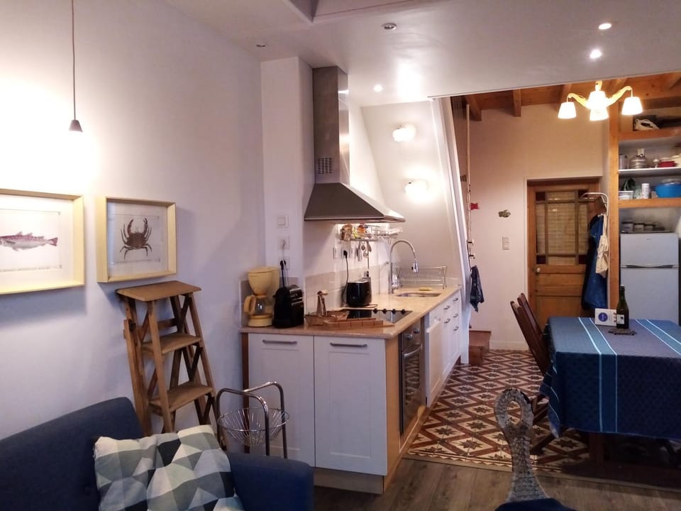 Kitchen or kitchenette, Dining area