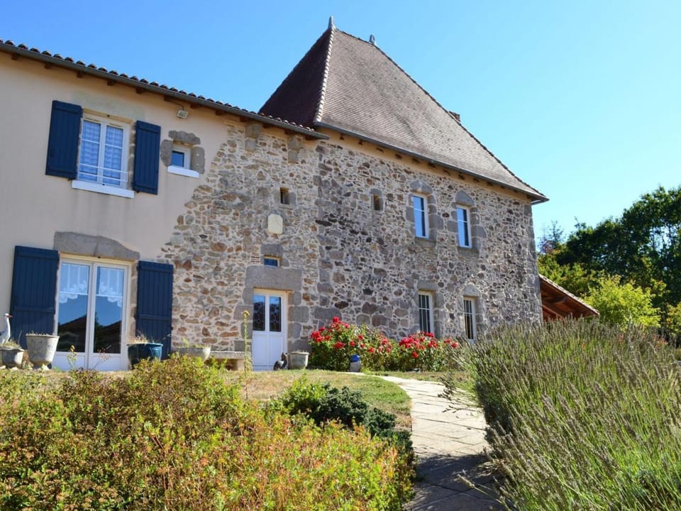 Gîte spacieux avec piscine privée et jardin, idéal pour familles avec animaux - FR-1-653-67 House in Nouvelle-Aquitaine