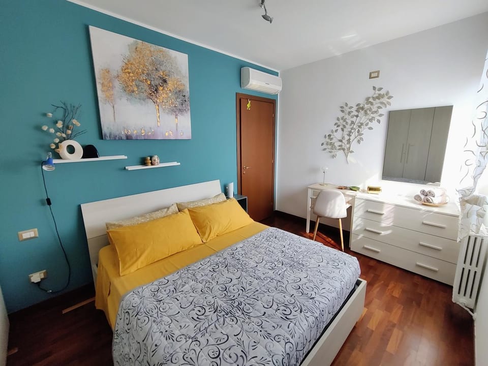 Bed, View (from property/room), Other, Photo of the whole room, Decorative detail, Bedroom, Guests, Street view, furniture, heating, safe, towels, wardrobe, wedding, air conditioner