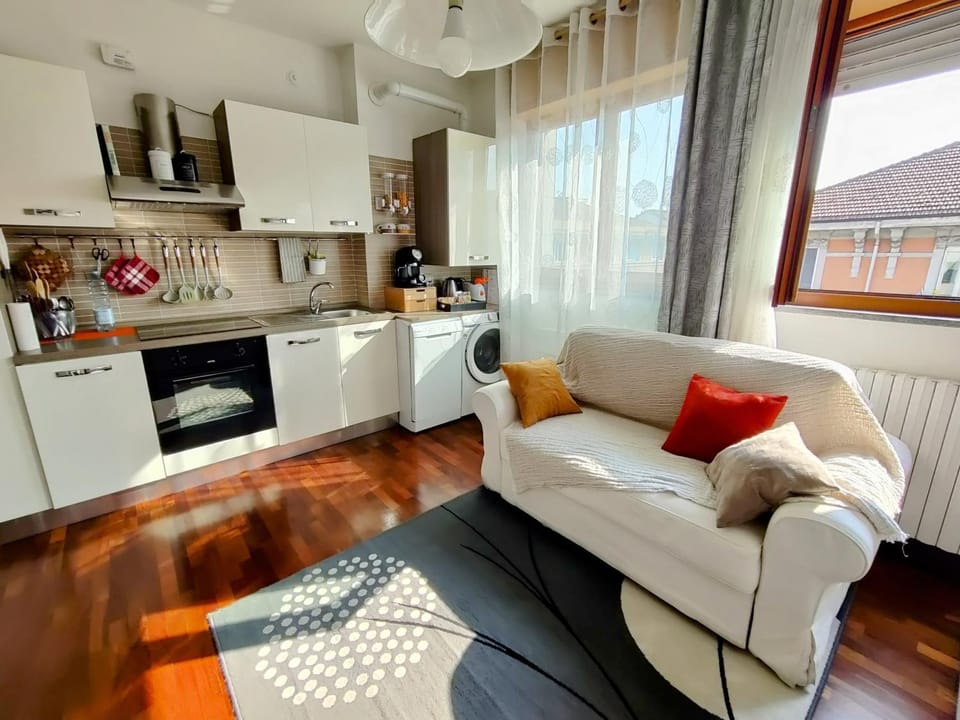 Property building, Food close-up, Day, View (from property/room), Kitchen or kitchenette, Living room, Food and drinks, Decorative detail, Seating area, Communal kitchen, Food, City view, Breakfast, Time of day, dishwasher, flat iron, oven, toaster, washing machine, dryer, kitchen