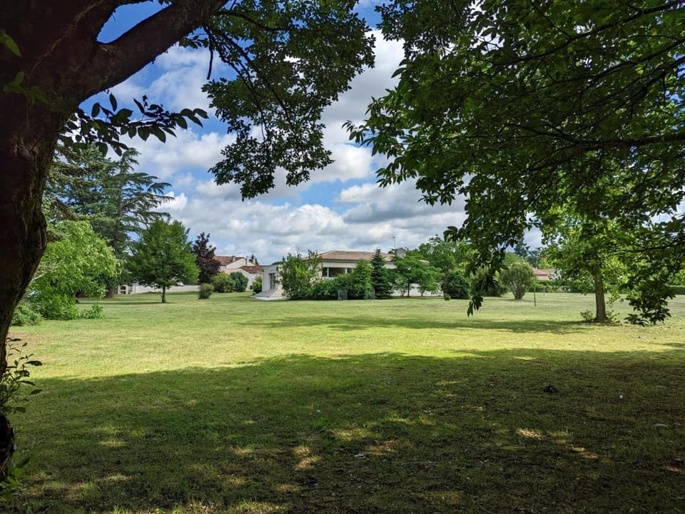 Maison confortable avec jardin privatif, internet, parking - FR-1-653-112 House in Nouvelle-Aquitaine