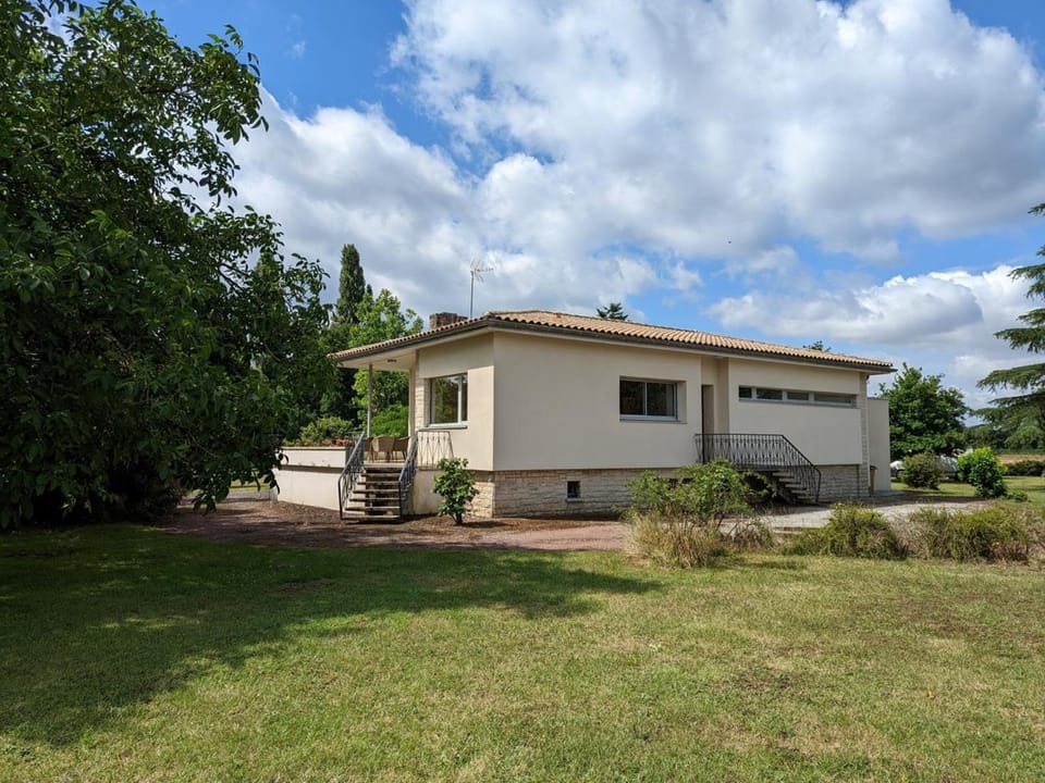 Maison confortable avec jardin privatif, internet, parking - FR-1-653-112 House in Nouvelle-Aquitaine