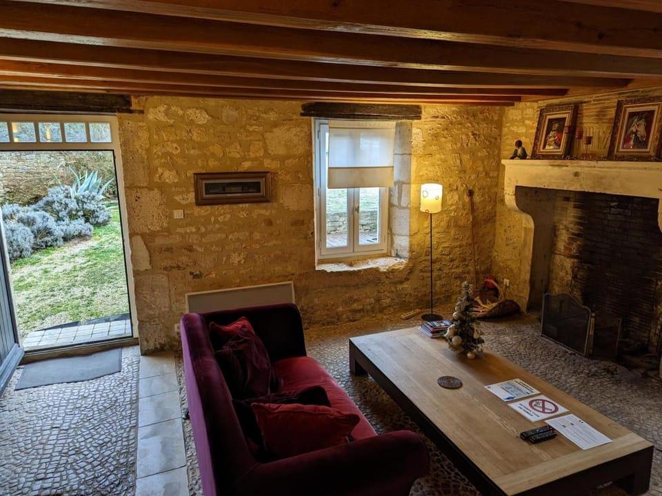 Gîte authentique avec cheminée, terrasse et WiFi en Charente - FR-1-653-119 House in Nouvelle-Aquitaine
