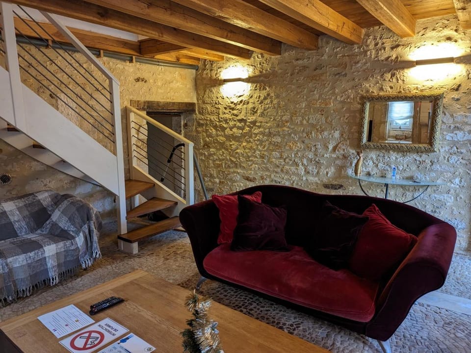 Gîte authentique avec cheminée, terrasse et WiFi en Charente - FR-1-653-119 House in Nouvelle-Aquitaine
