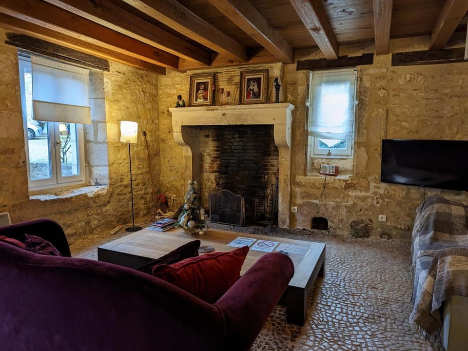 Gîte authentique avec cheminée, terrasse et WiFi en Charente - FR-1-653-119 House in Nouvelle-Aquitaine