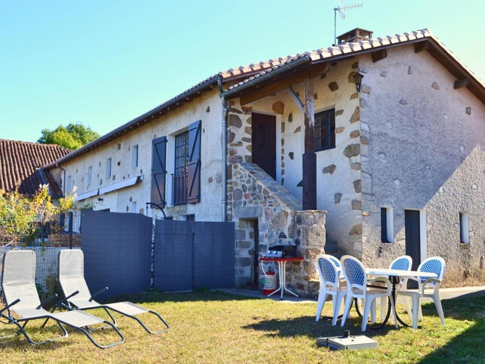 Gîte 17ème siècle avec piscine privée et jardin, animaux acceptés Country House in Nouvelle-Aquitaine