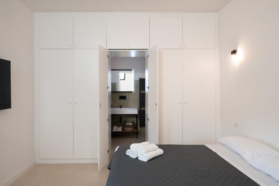 Bed, TV and multimedia, Photo of the whole room, Bedroom, towels, wardrobe