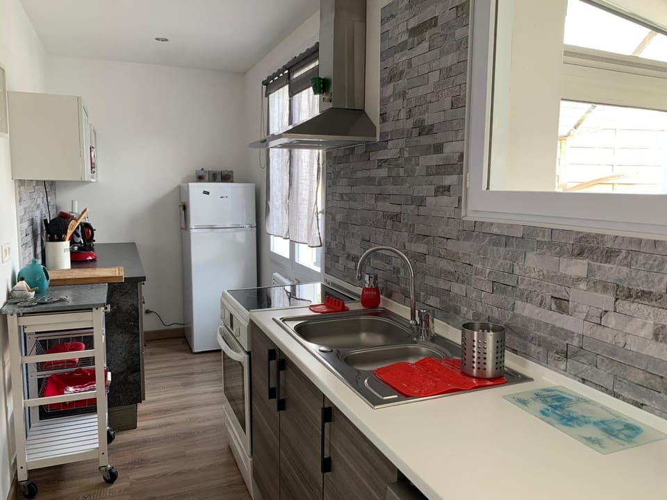 Kitchen or kitchenette