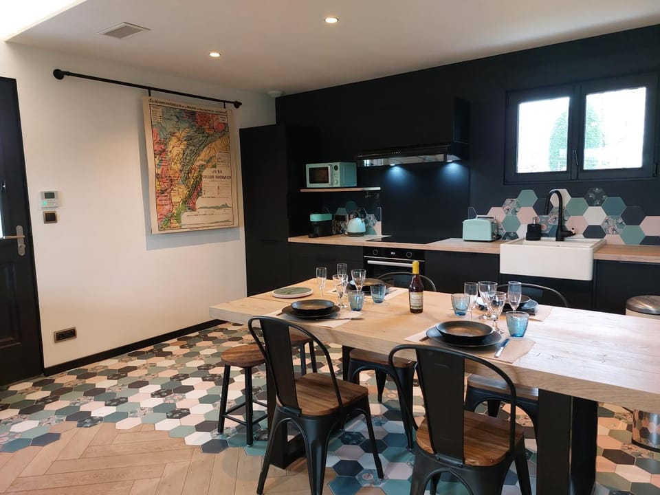 Coffee/tea facilities, Kitchen or kitchenette, Dining area