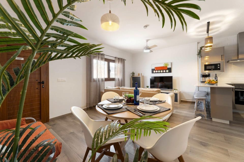 Kitchen or kitchenette, Food and drinks, Dining area, Food, minibar