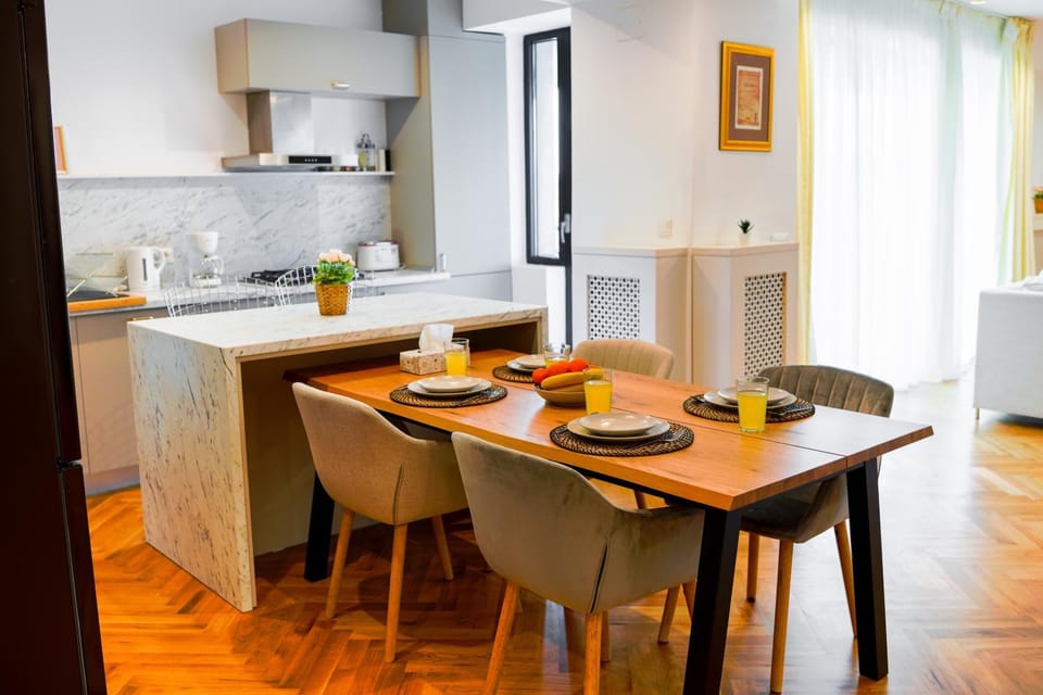 Kitchen or kitchenette, Dining area