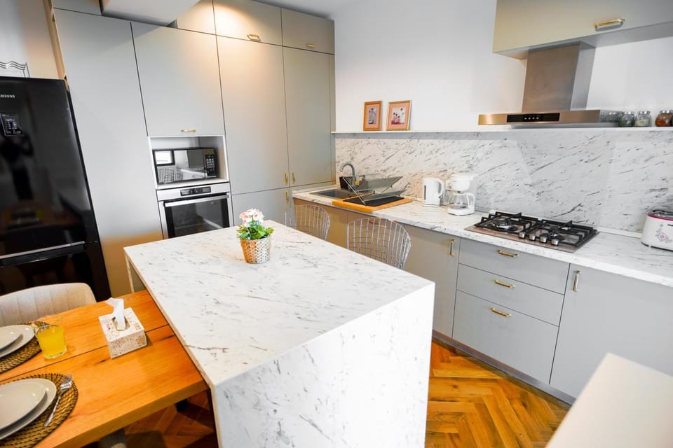 Kitchen or kitchenette, Dining area, Food, dishwasher, microwave, oven, toaster