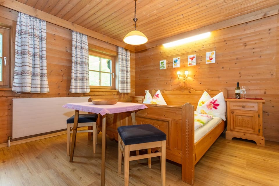 Bed, Photo of the whole room, Seating area