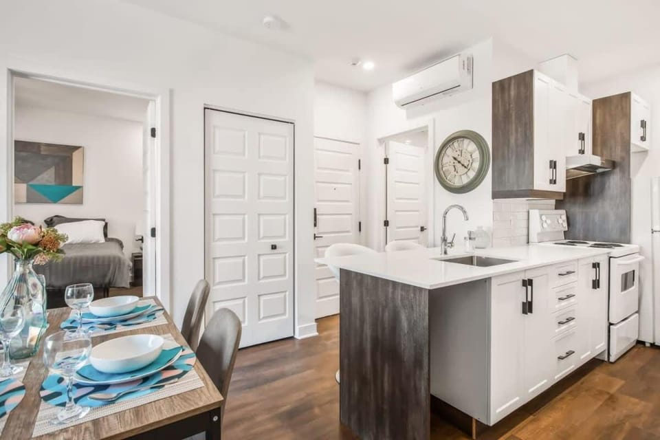 Le Mile End by M11 - Modern 1 BDR Unit with Sofa Bed Apartment in Laval
