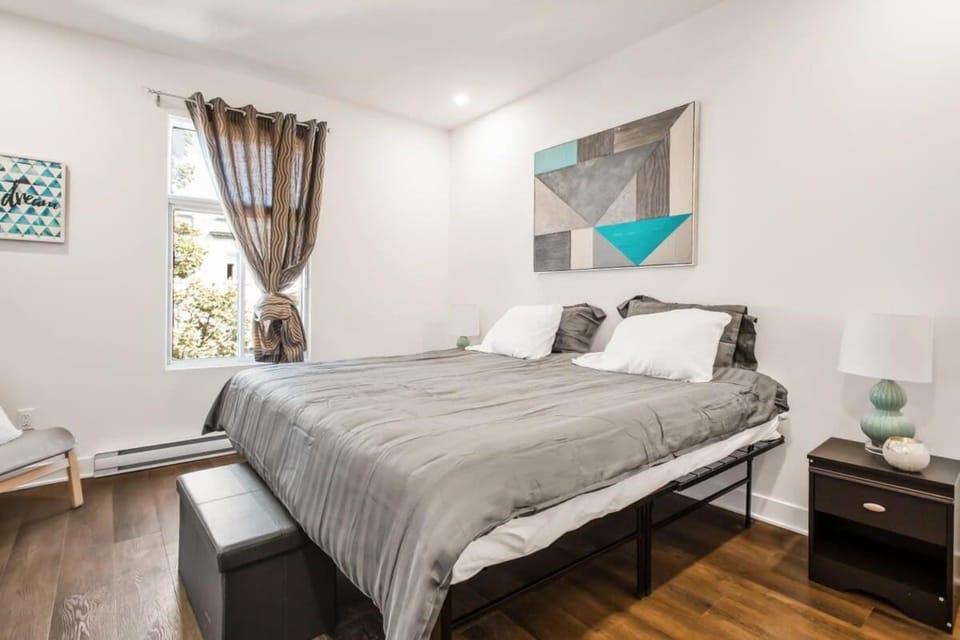 Le Mile End by M11 - Modern 1 BDR Unit with Sofa Bed Apartment in Laval