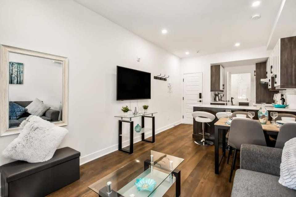 Le Mile End by M11 - Upscale Comfy Studio Apartment in Laval