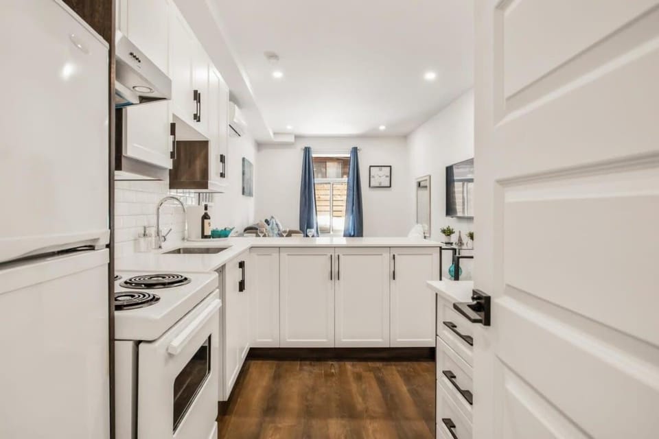 Le Mile End by M11 - Upscale Comfy Studio Apartment in Laval