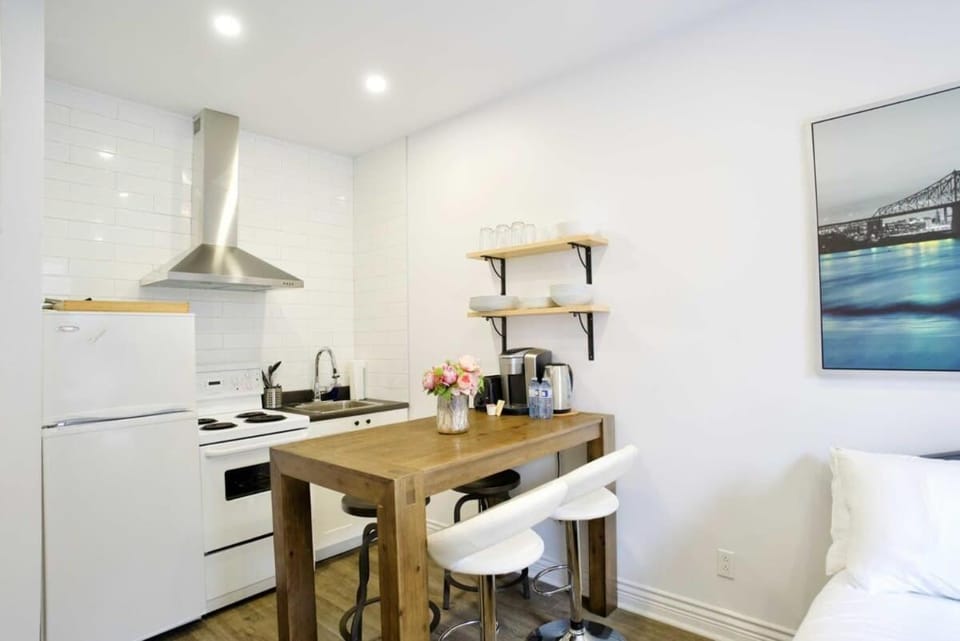 Le Mile End by M11 - Modern Studio Apartment in Laval