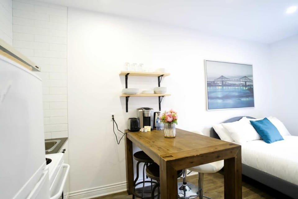 Le Mile End by M11 - Modern Studio Apartment in Laval