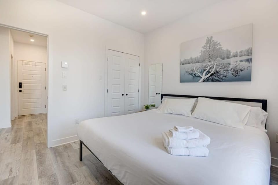 Le Mile End by M11 - Upscale & Spacious 1BDR with King Bed Apartment in Laval