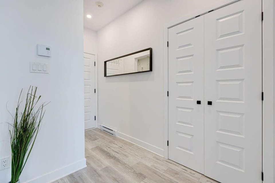 Le Mile End by M11 - Upscale & Spacious 1BDR with King Bed Apartment in Laval