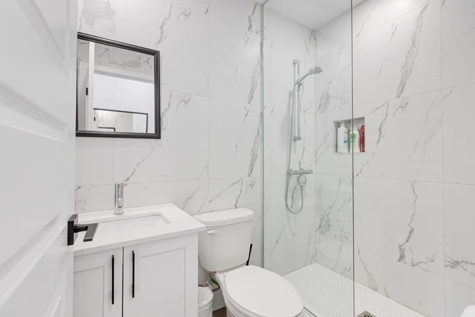 Le Mile End by M11 - Upscale & Spacious 1BDR with King Bed Apartment in Laval