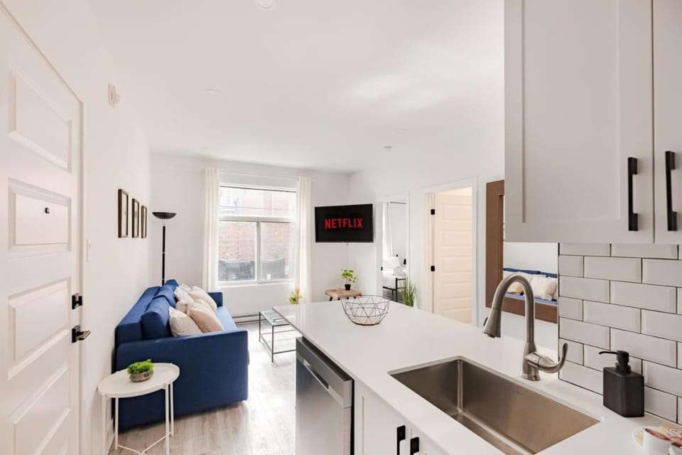 Le Mile End by M11 - Modern 2BDR with Sofa Bed Apartment in Laval