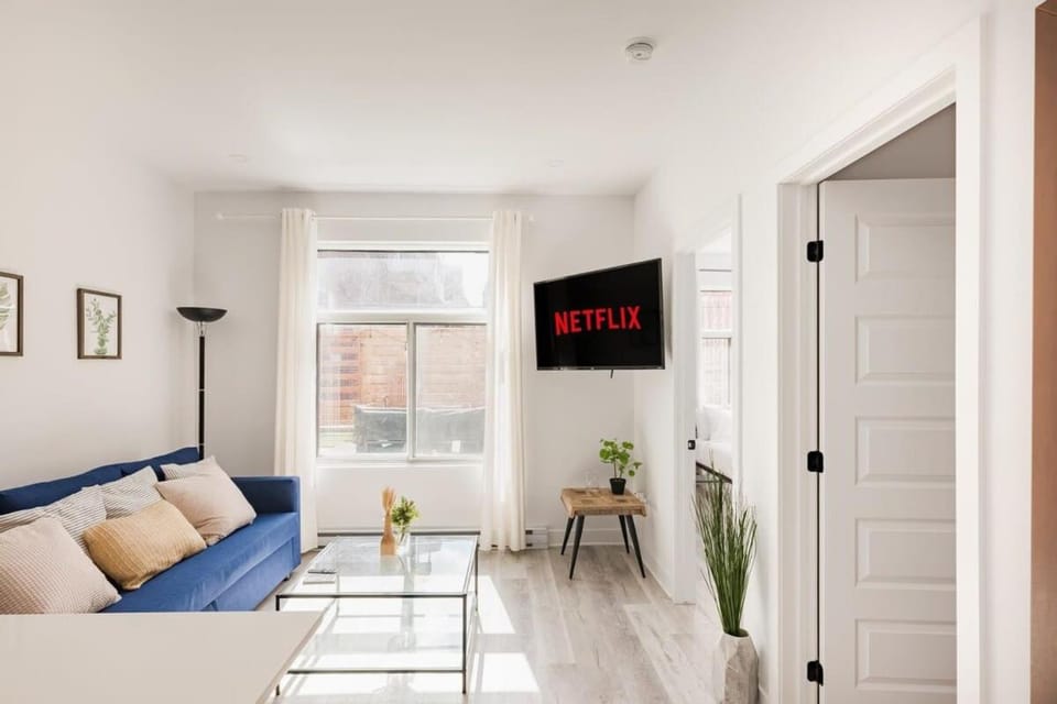 Le Mile End by M11 - Modern 2BDR with Sofa Bed Apartment in Laval