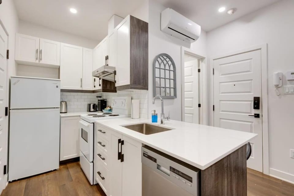 Le Mile End by M11 - Modern & Comfy Studio Apartment in Laval