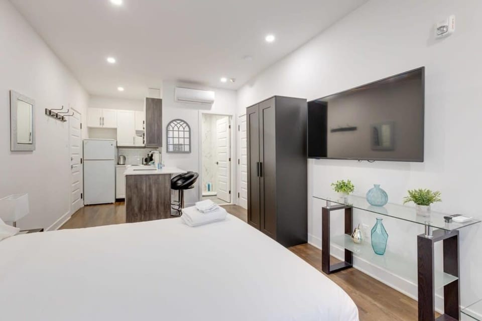 Le Mile End by M11 - Modern & Comfy Studio Apartment in Laval