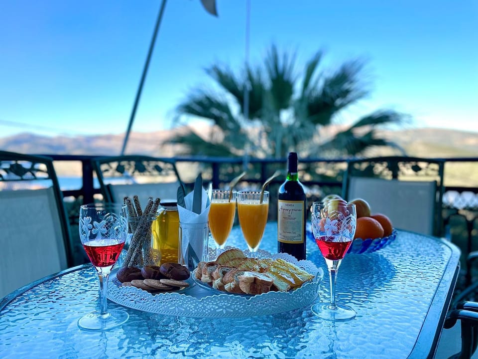 Day, Natural landscape, Food and drinks, Dining area, Food, Mountain view, Breakfast, Lunch, Dinner, Drinks