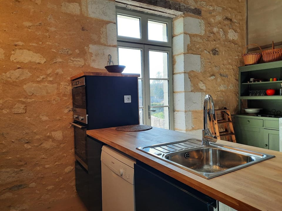 Kitchen or kitchenette, dishwasher, minibar, stove