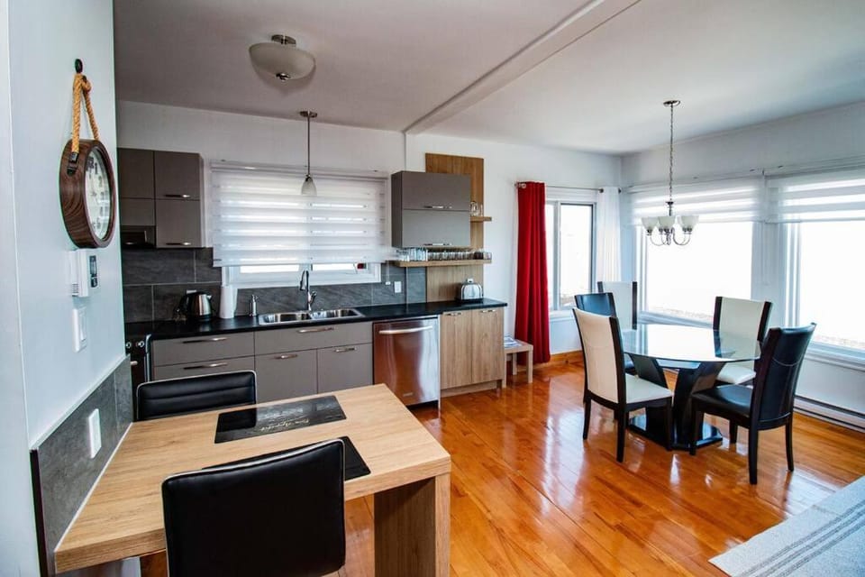 Kitchen or kitchenette, Dining area, dishwasher