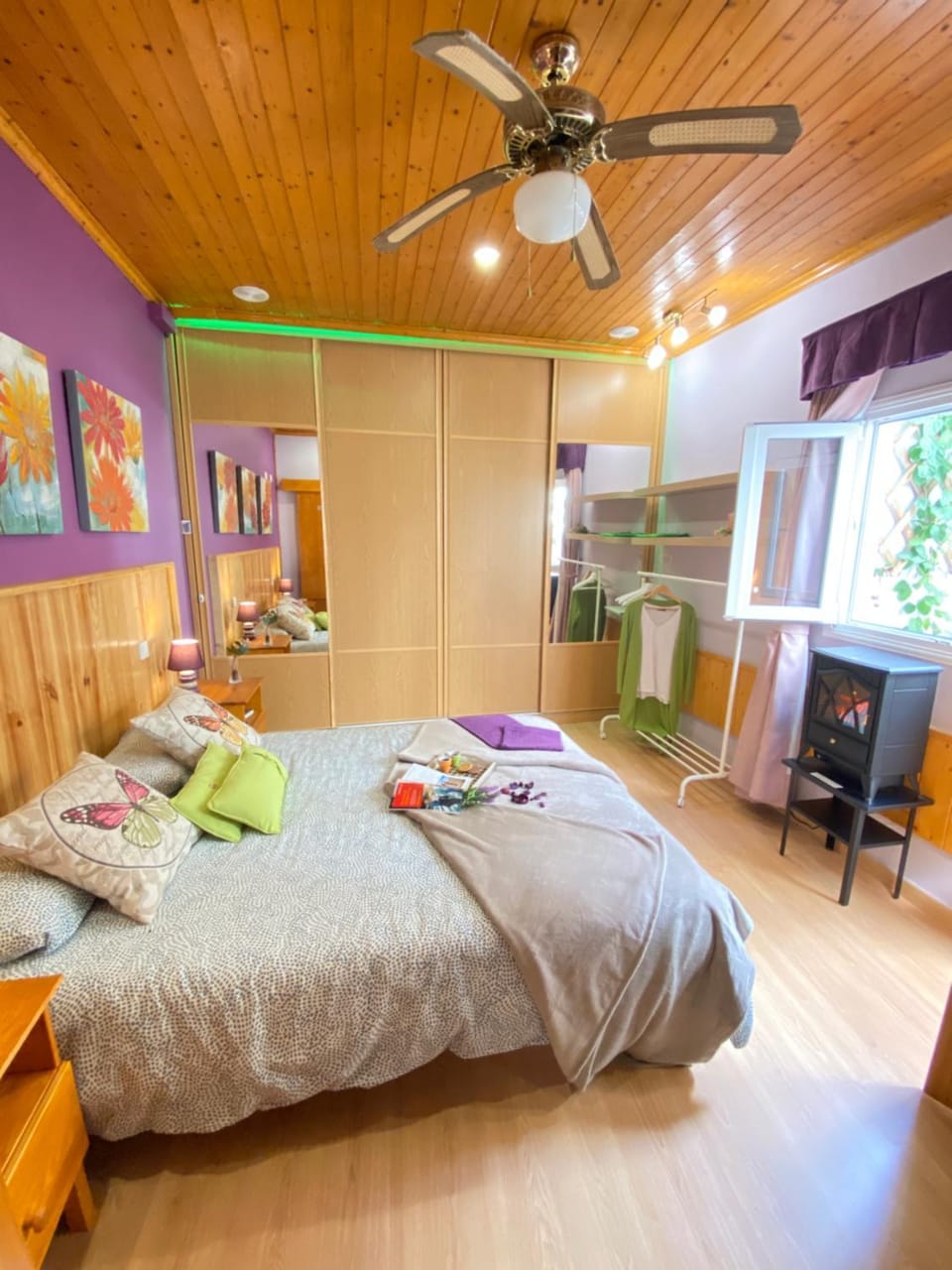 Bed, Photo of the whole room, Bedroom