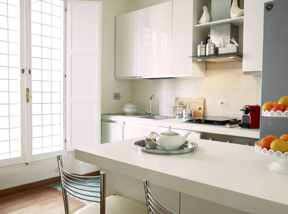 Coffee/tea facilities, Kitchen or kitchenette, Food and drinks, Dining area, Food, stove, kitchen