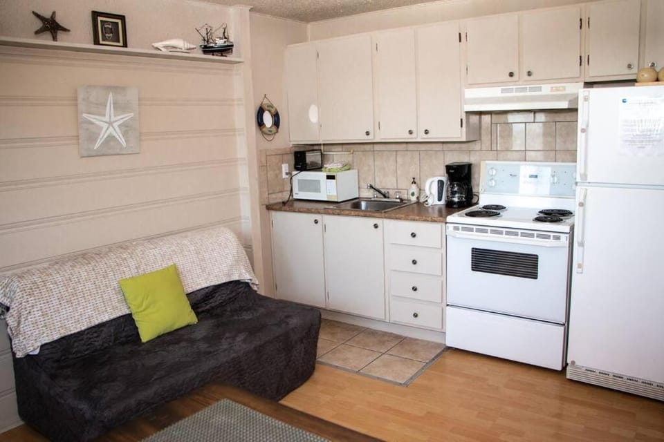 Coffee/tea facilities, Kitchen or kitchenette, Living room, minibar, stove, toaster