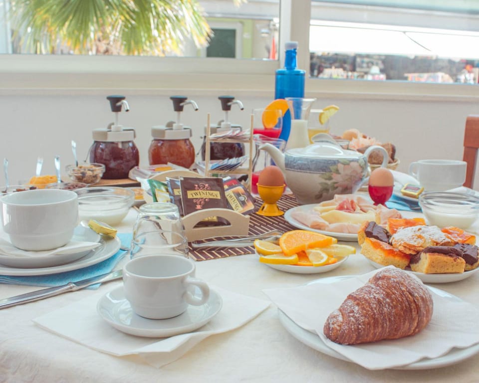 Food and drinks, Breakfast, Continental breakfast, Buffet breakfast