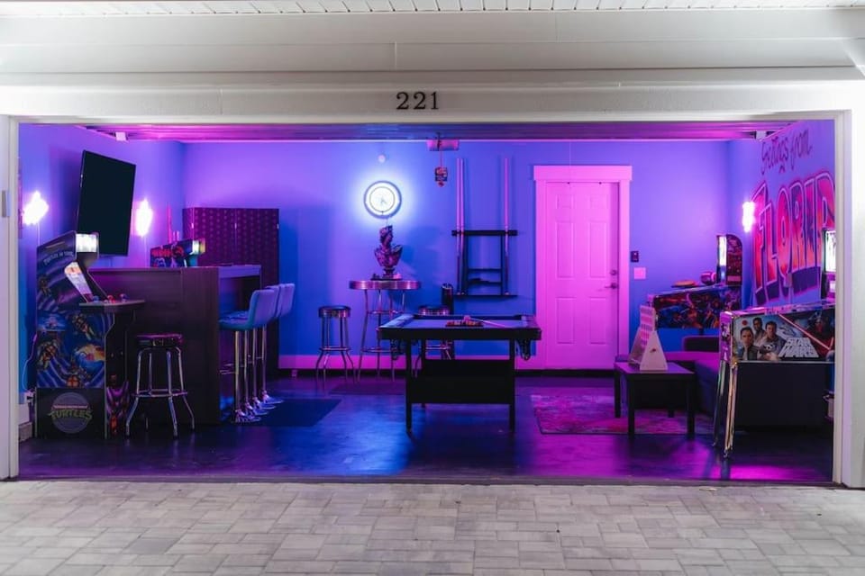 Billiard, Game Room, TV and multimedia, Lounge or bar