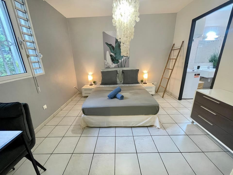 Bed, Photo of the whole room, Seating area, Bedroom, towels