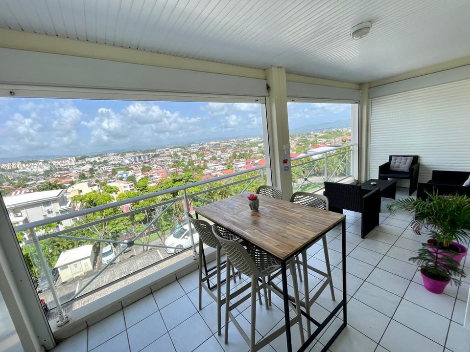View (from property/room), Balcony/Terrace, Seating area, Dining area, City view