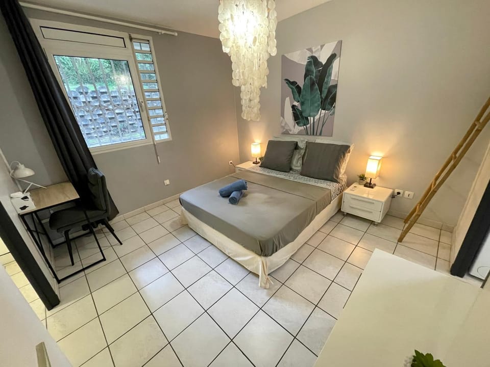 Bed, Photo of the whole room, Seating area, Bedroom