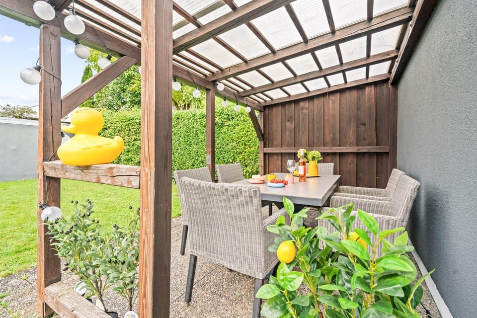 Garden, Seating area, Dining area