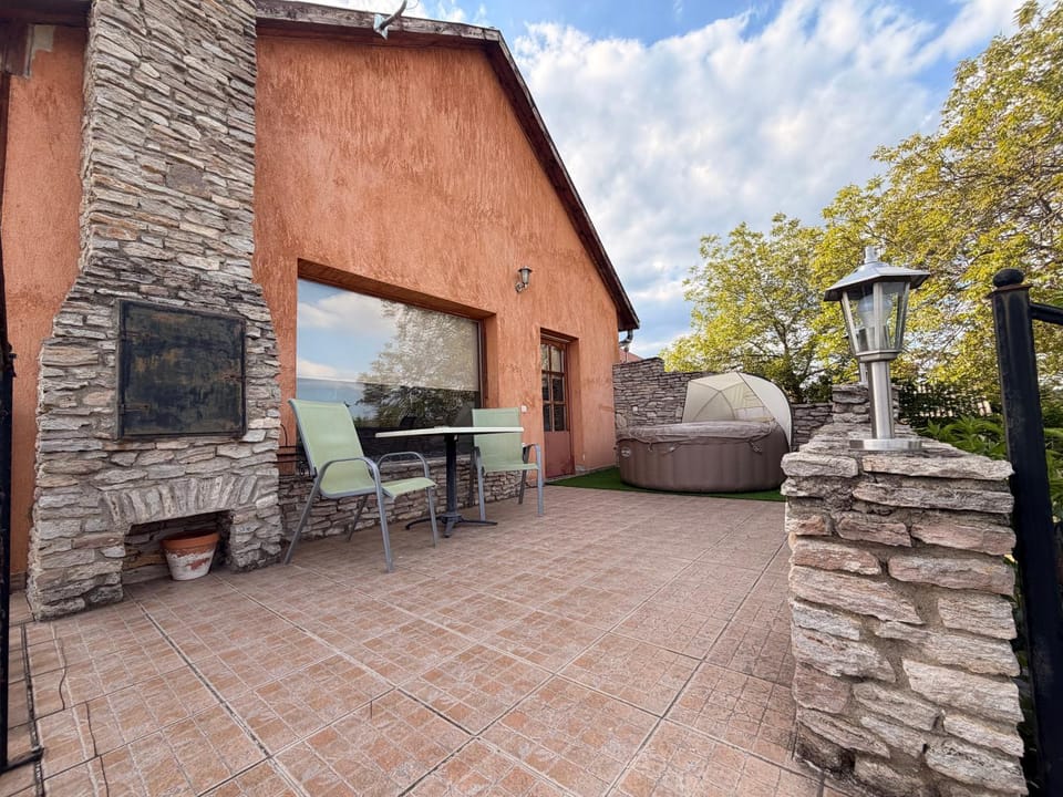 Property building, Patio, Natural landscape, Hot Tub, Balcony/Terrace, Garden view