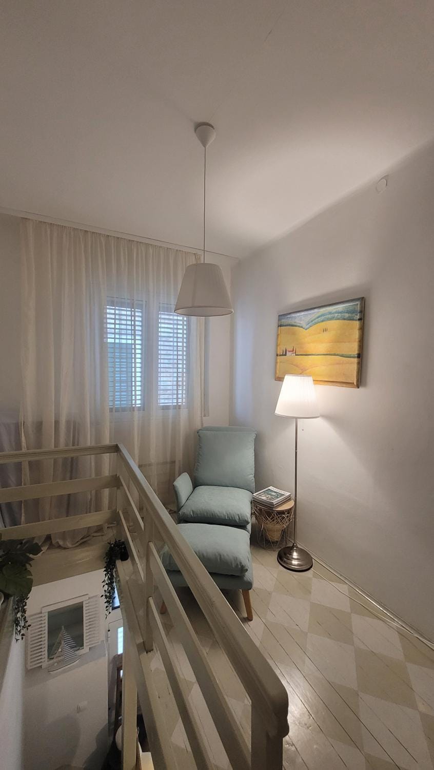 Seating area, air conditioner