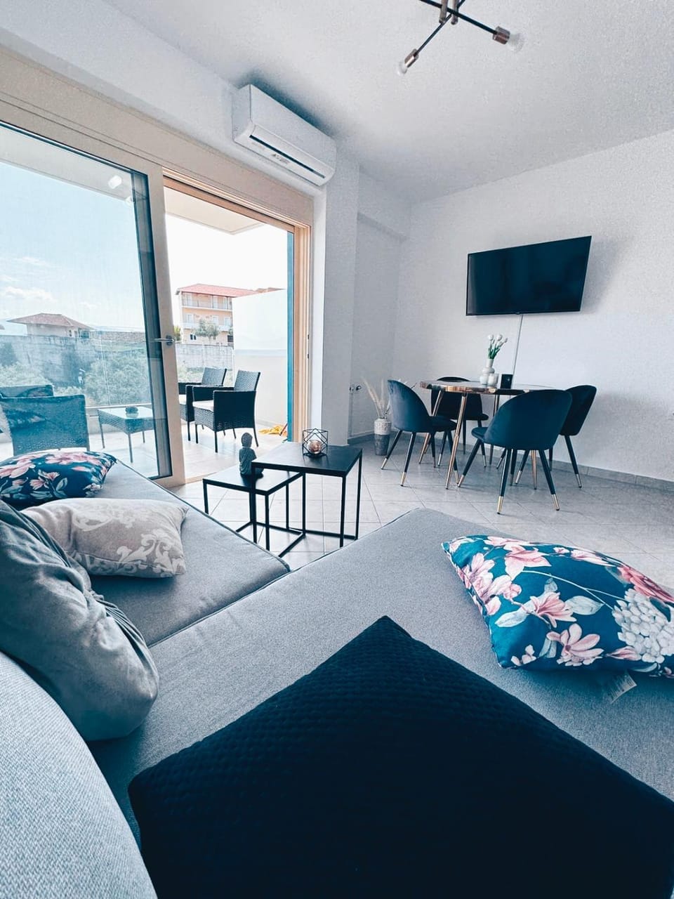 Living room, Photo of the whole room, Seating area, Dining area
