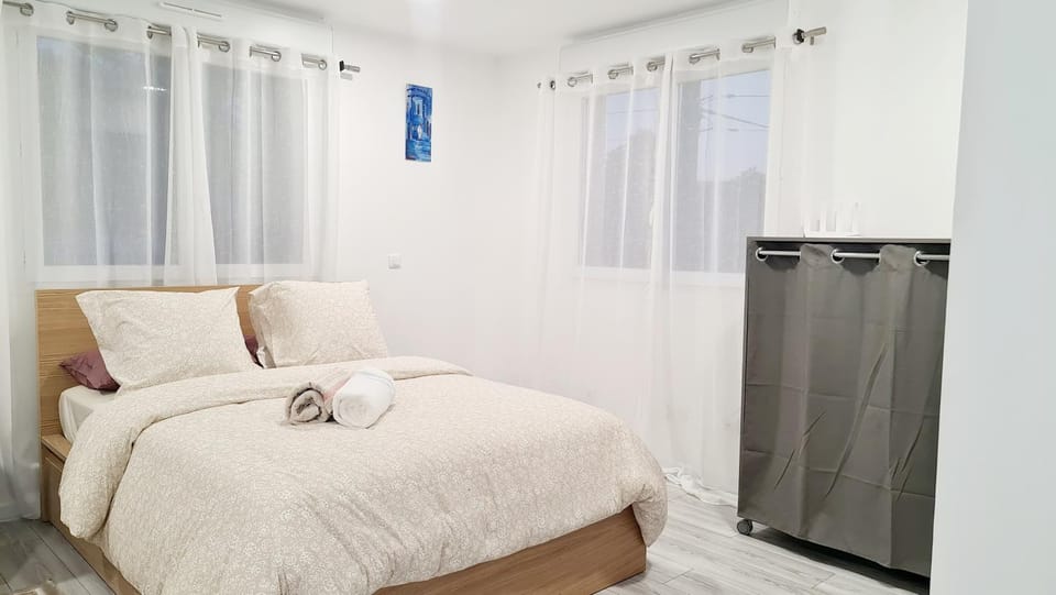 Bed, Bedroom, towels